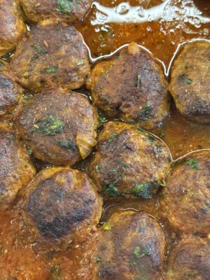 Μπιφτεκάκια φούρνου με κόκκινη σάλτσα